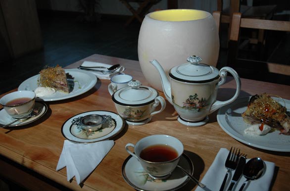 Tea and cake at Lahuen có Hot Springs
