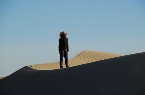 Sola en las dunas