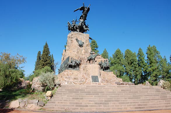 Monumento realizado en bronce con pedestal hecho en roca