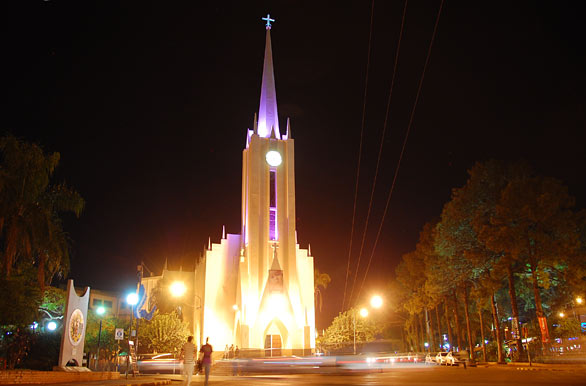 Imagen nocturna de la iglesia