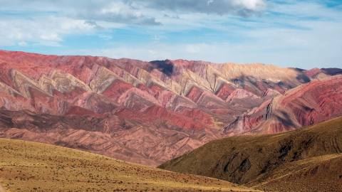 Serranías del Hornocal: el Cerro de los 14 Colores desde Purmamarca Las Serranías del Hornocal