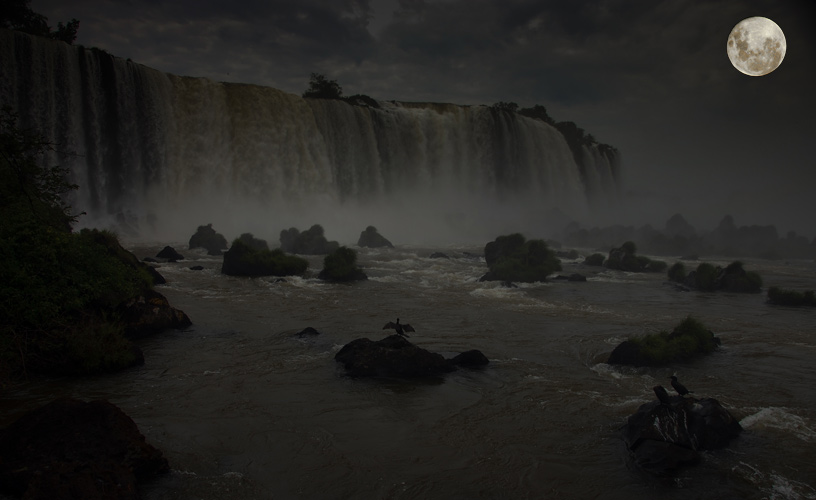 The refreshing mist of the Iguazu Falls