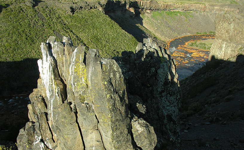 Rocas basálticas, deslumbrantes, teñidas de diferentes tonos 