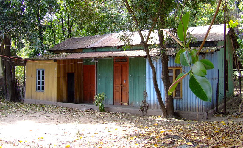 Construccion típica entre el ferrocarril y la selva