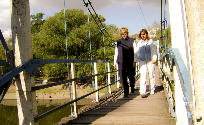 Un puente colgante sobre el río Luján