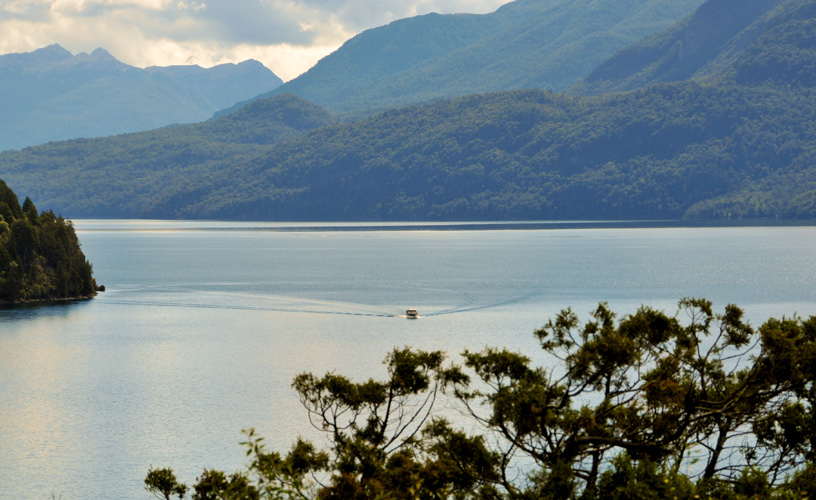 El extenso espejo de agua del lago