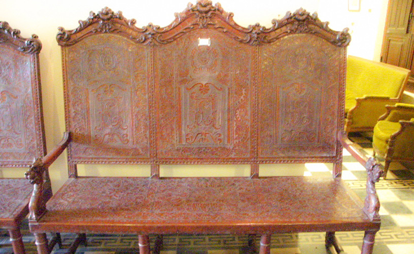 Muebles de la época colonial