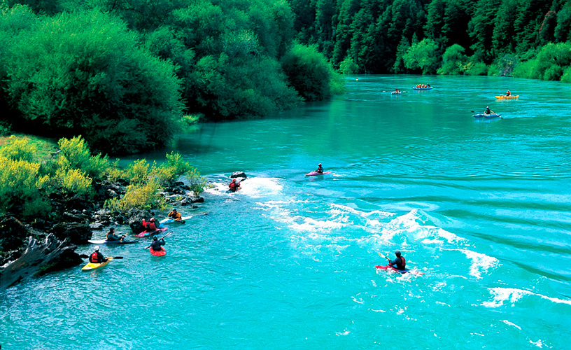 Kayak sobre el río