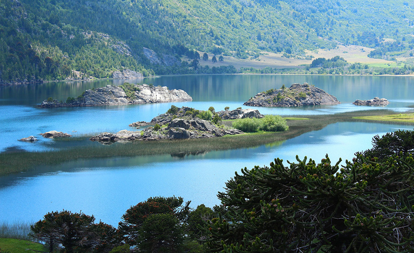 Enormes islotes de rocas escarpadas