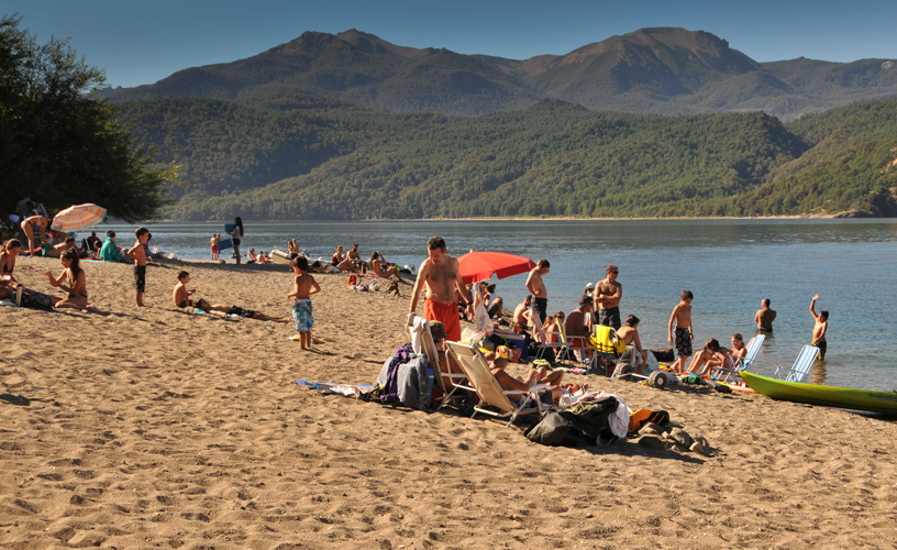 Emplazada junto al lago Lácar