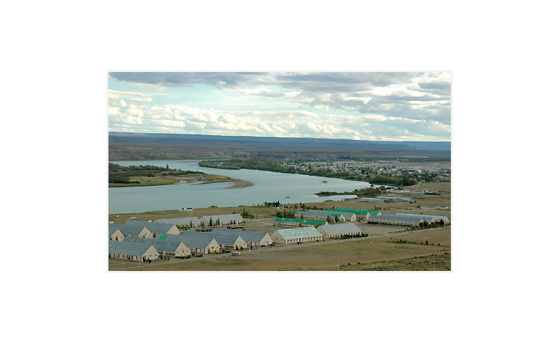 Sobre la margen sur de la ría se asienta la población