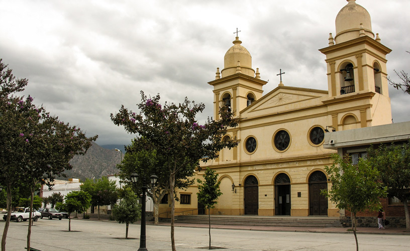 Cafayate con su típico atuendo colonial