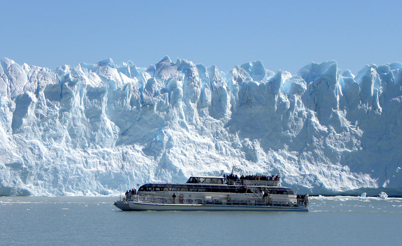 Navegando junto al glaciar