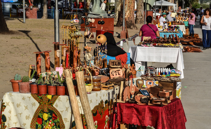 Hundreds of handicrafts stalls 
