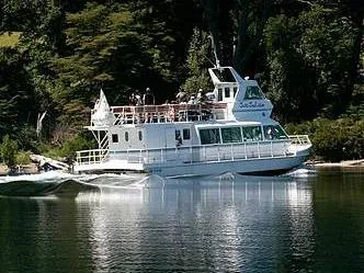 Catamarán José Julián Paseos Lacustres  en  San Martín de los Andes