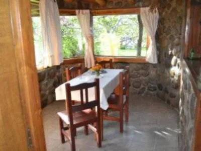 Alojamiento en Lago Meliquina (a 30 Km. de San Martín de los Andes) Hostería Meliquina