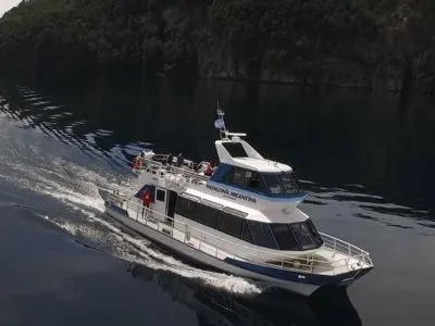 Paseos Lacustres Catamaran Patagonia Argentina