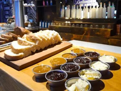 Albergues/Hostels Moving Hostel Travel Bar