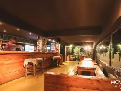 Albergues/Hostels Moving Hostel Travel Bar