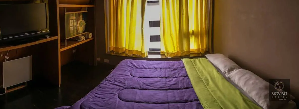 Albergues/Hostels Moving Hostel Travel Bar