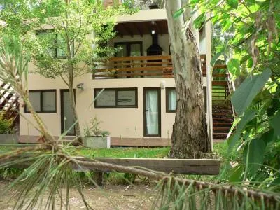 Abuelo Berto Cabañas 2 estrellas  en  Mar de las Pampas