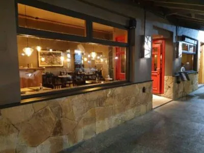 Oz Wine y Resto Restaurants  in  San Martín de los Andes