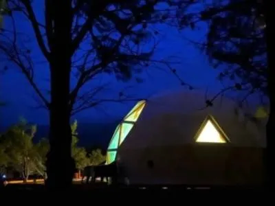 Alojamiento en Lago Meliquina (a 30 Km. de San Martín de los Andes) Domos Meliquina