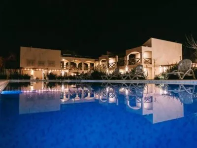 El Colonial Apartments