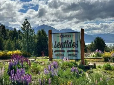 Accommodation in Lago Meliquina (30 Km. from San Martín de los Andes) Cinco Sentidos Hostería