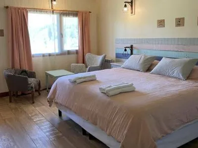 Accommodation in Lago Meliquina (30 Km. from San Martín de los Andes) Cinco Sentidos Hostería