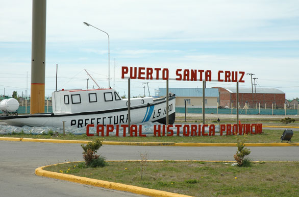 Portal de entrada a Puerto Santa Cruz