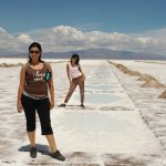 Pose sobre los puentes de las piletas de sal
