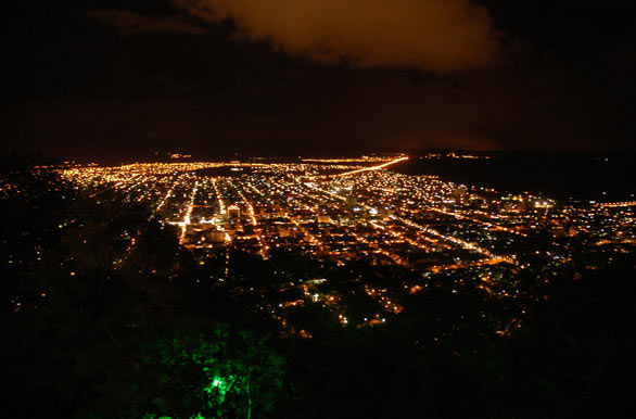 Panorama nocturno de la ciudad