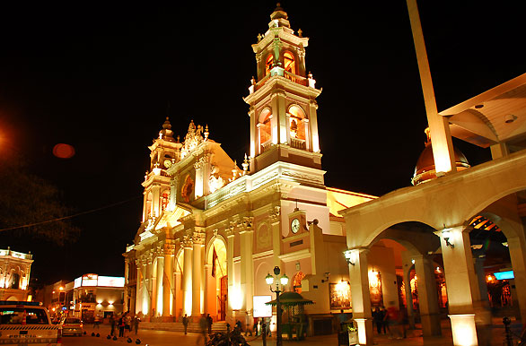 Imagen nocturna de la catedral