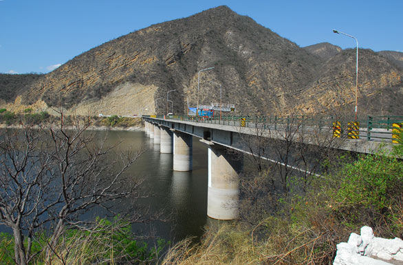 Puente en el dique Cabra Corral