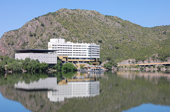 Potrero de los Funes: Hotel con vista al lago.