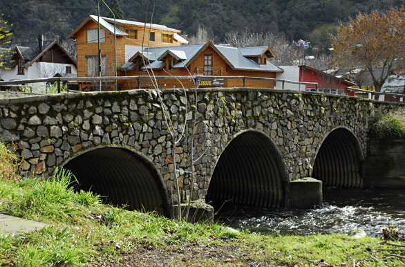 Pintoresco puente sobre el arroyo