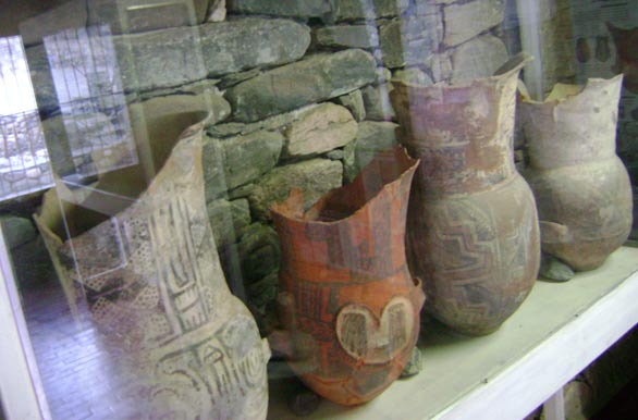 Vasijas en el museo de las ruinas