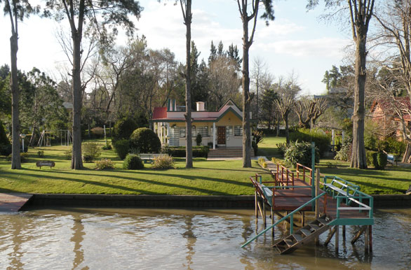 Casas junto al río
