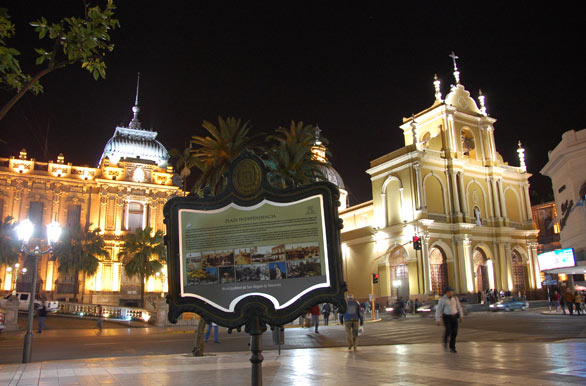 Postal nocturna de la Plaza Independencia de Tucumán