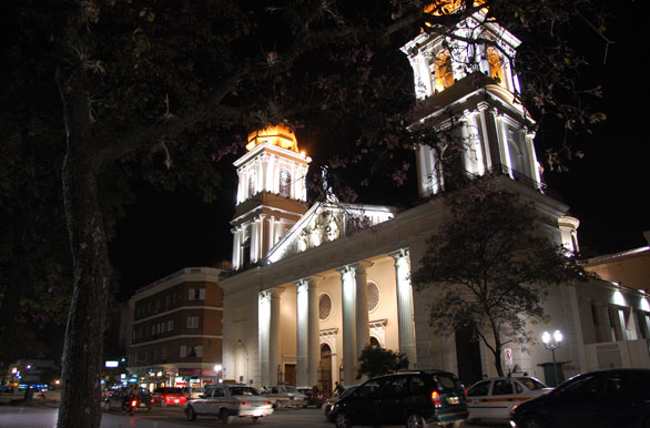 Templo religioso, frente a la Plaza Independencia
