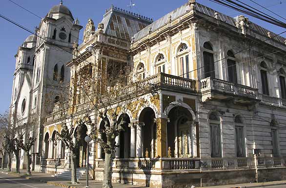 Palacio Municipal e iglesia 