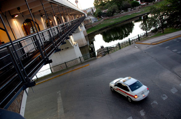 Paso externo para peatones, Puente Uruguay